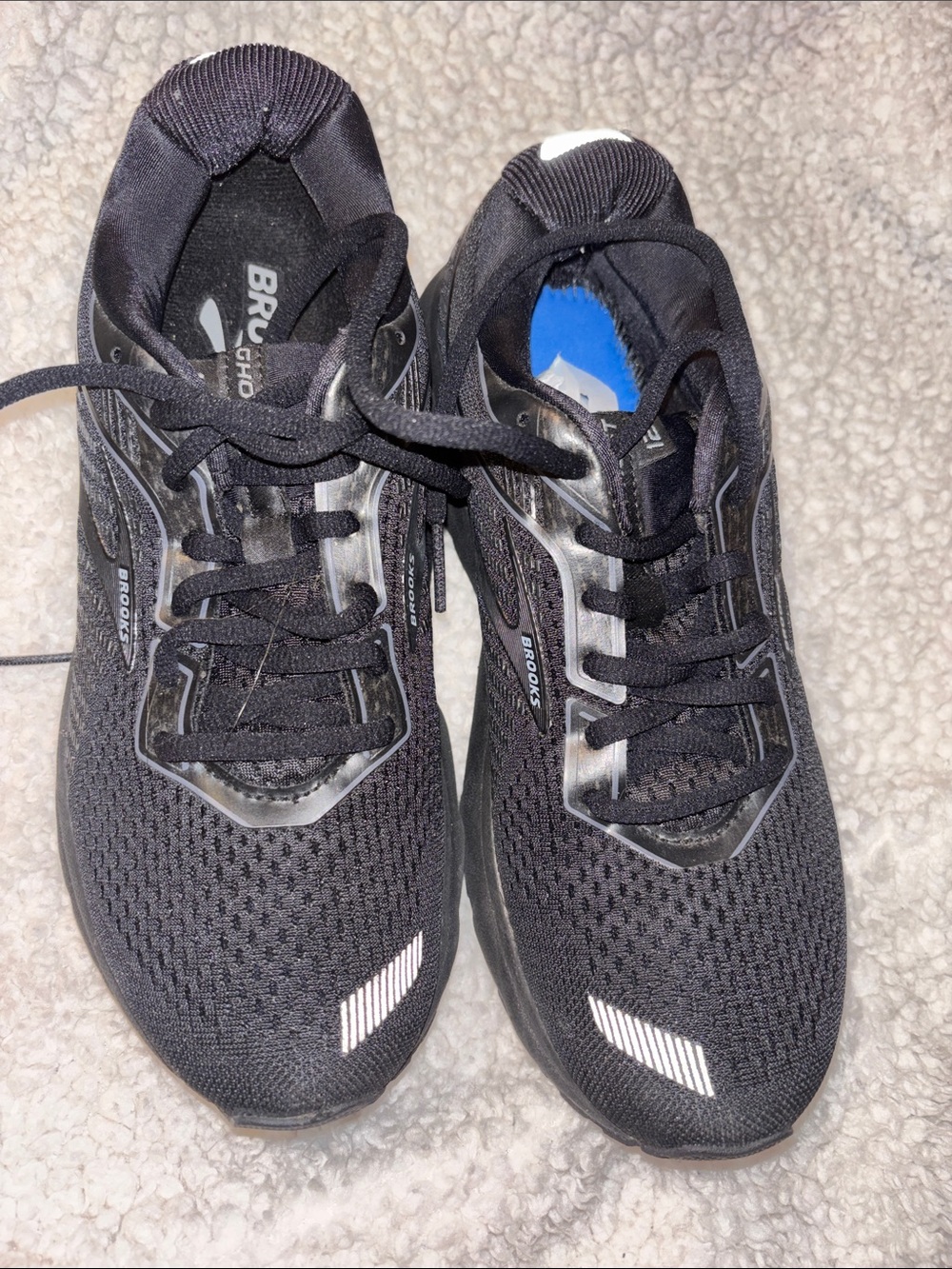 Brooks Black Running Sneakers with White Accents 7.5